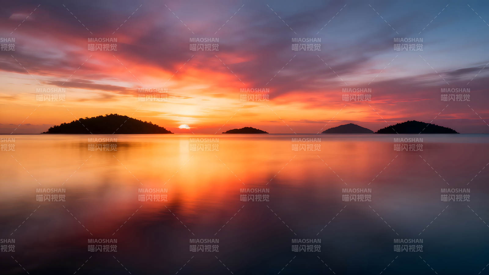 夕阳下的岛屿倒影宁静而壮丽-图片