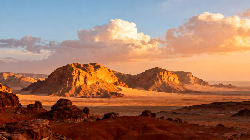 沙漠落日巖石云彩金光-圖片