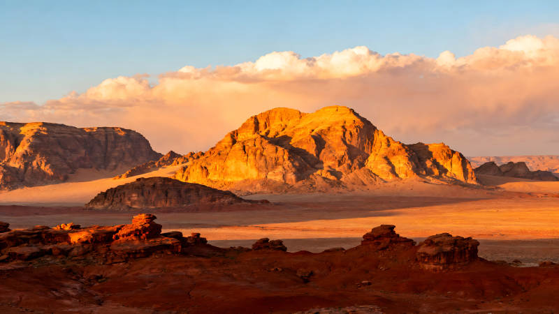 沙漠夕陽下巖石山脈風光景象-圖片