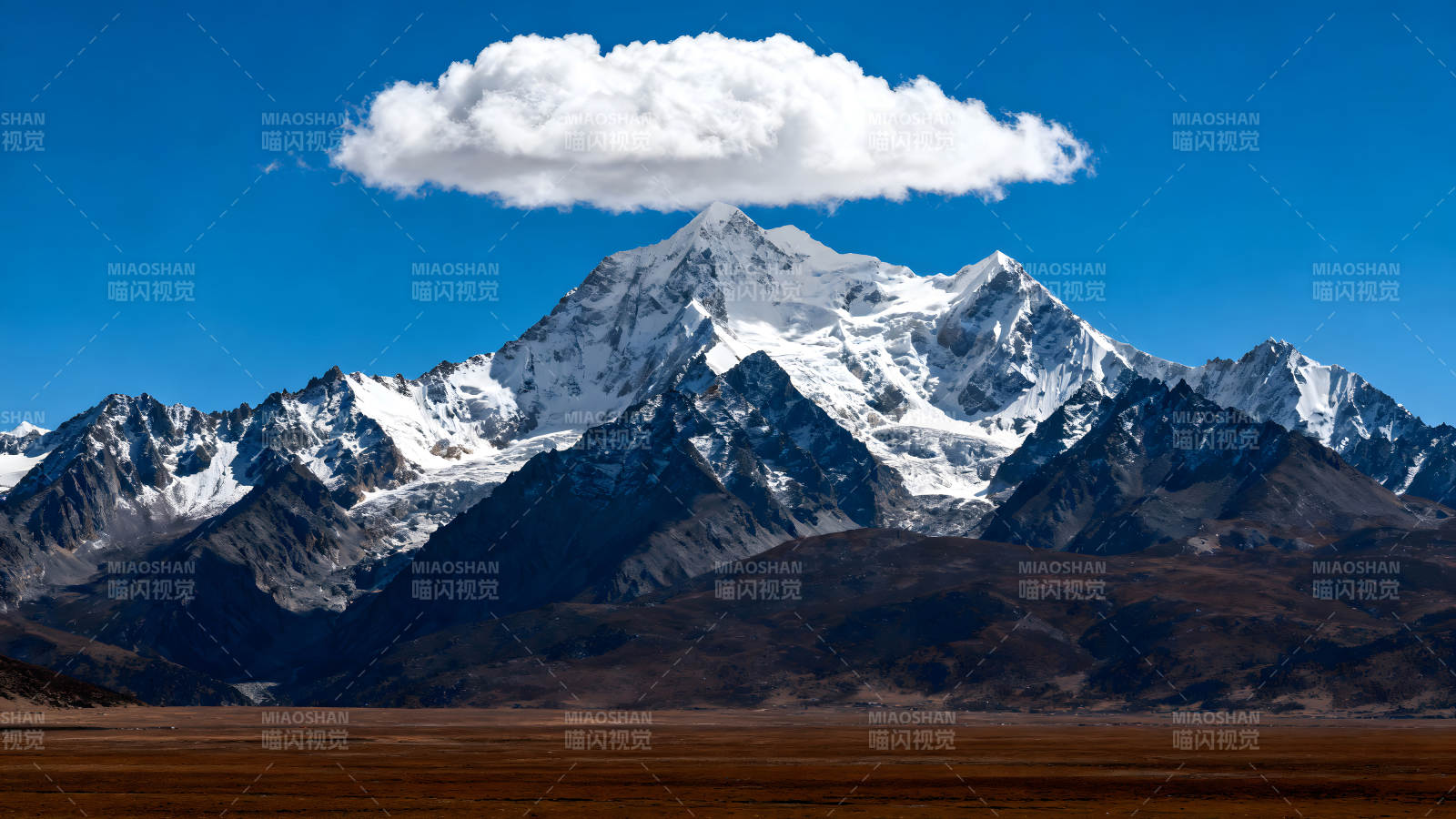 巍峨雪山下的云彩-圖片