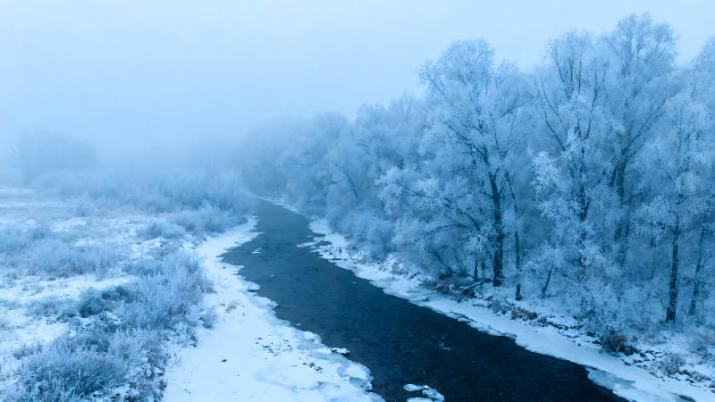 冬季河流霧氣朦朧冰雪世界-圖片