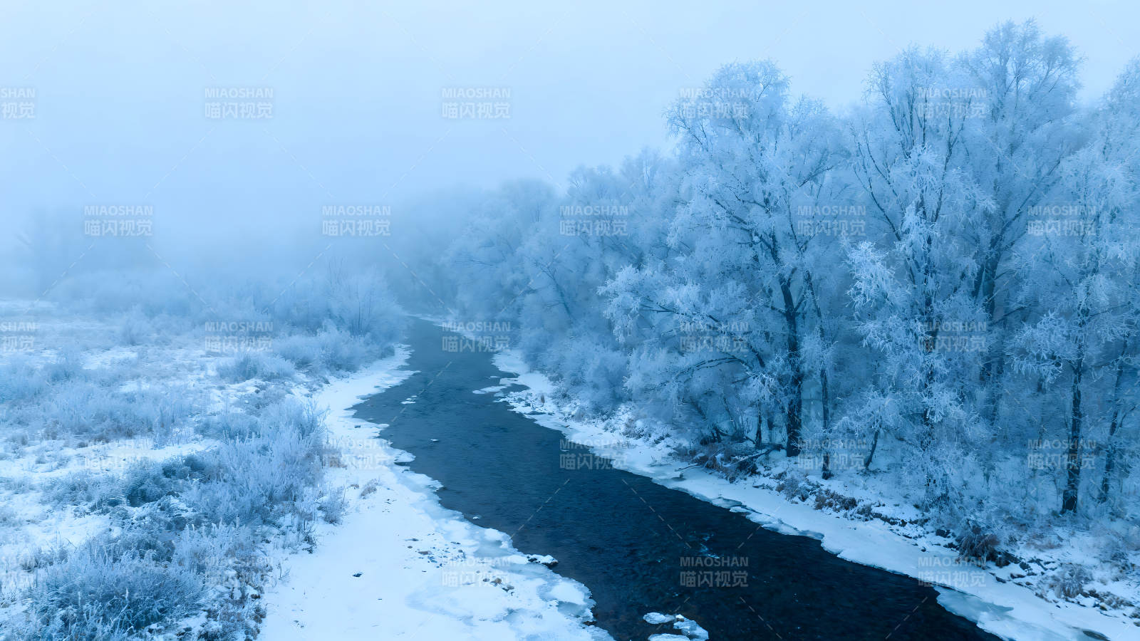 冬季河流霧氣朦朧冰雪世界-圖片