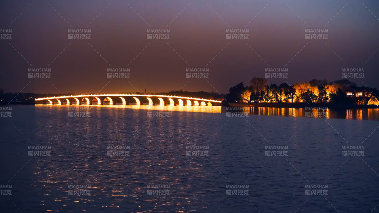 夜湖長橋燈火輝煌-攝影圖