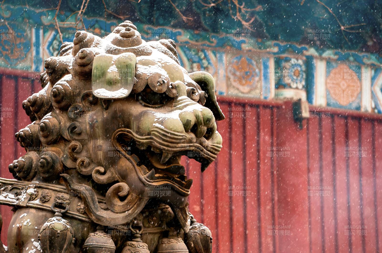 雪中石獅守廟門-攝影圖