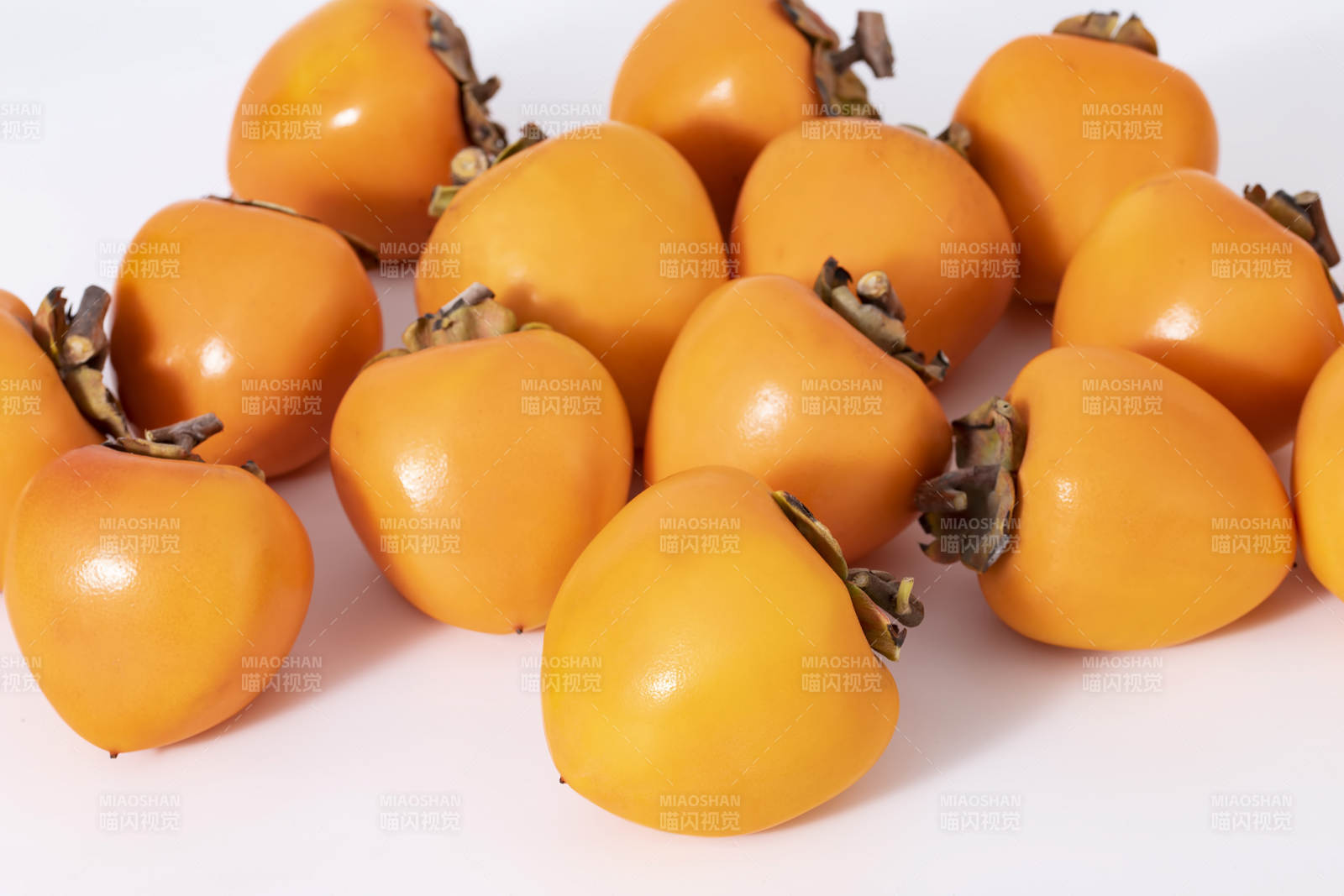新鲜柿子堆叠图图片