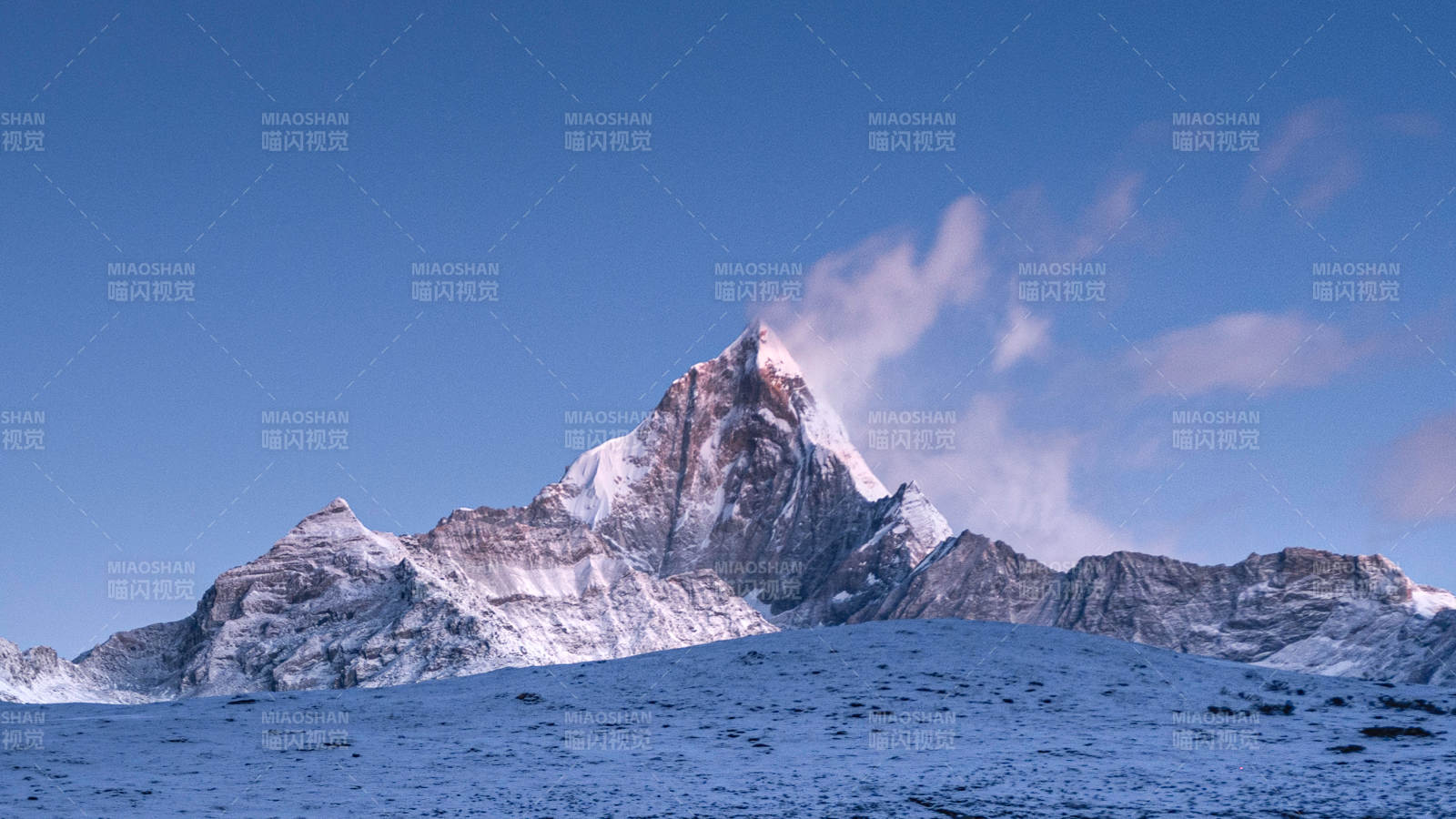 雪山巍峨入云-攝影圖