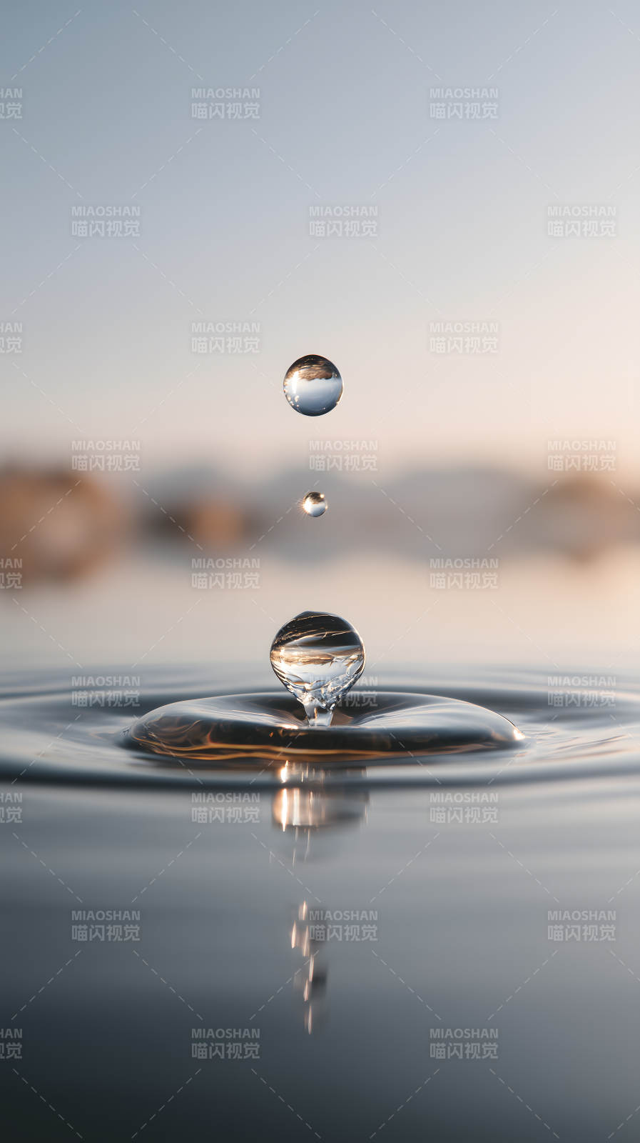 水滴落下瞬间晶莹剔透-图片