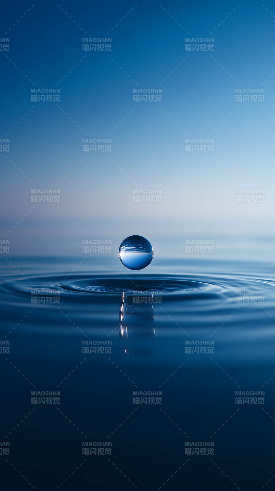 水滴落入水面瞬間-圖片