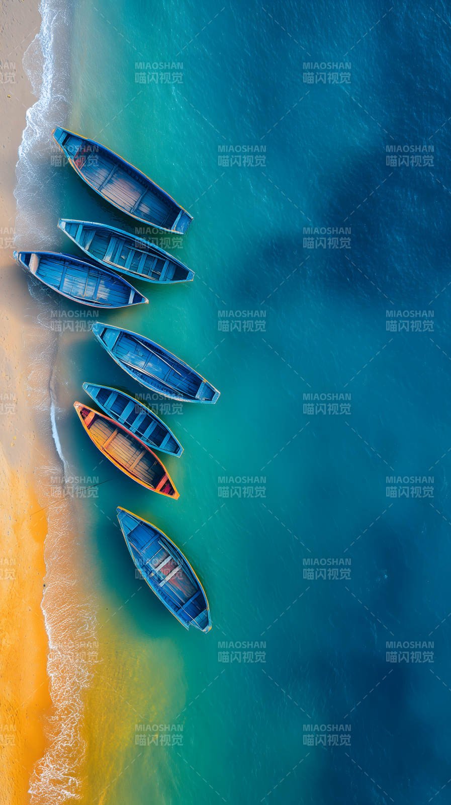 海灘船只排列美景-圖片