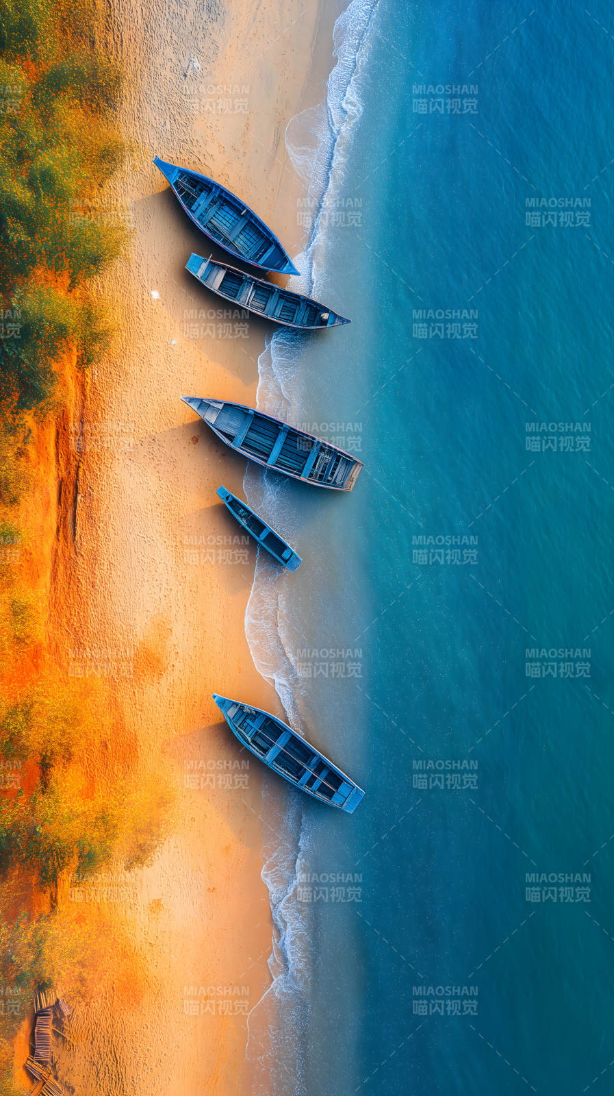 海滩上的蓝色船只-图片