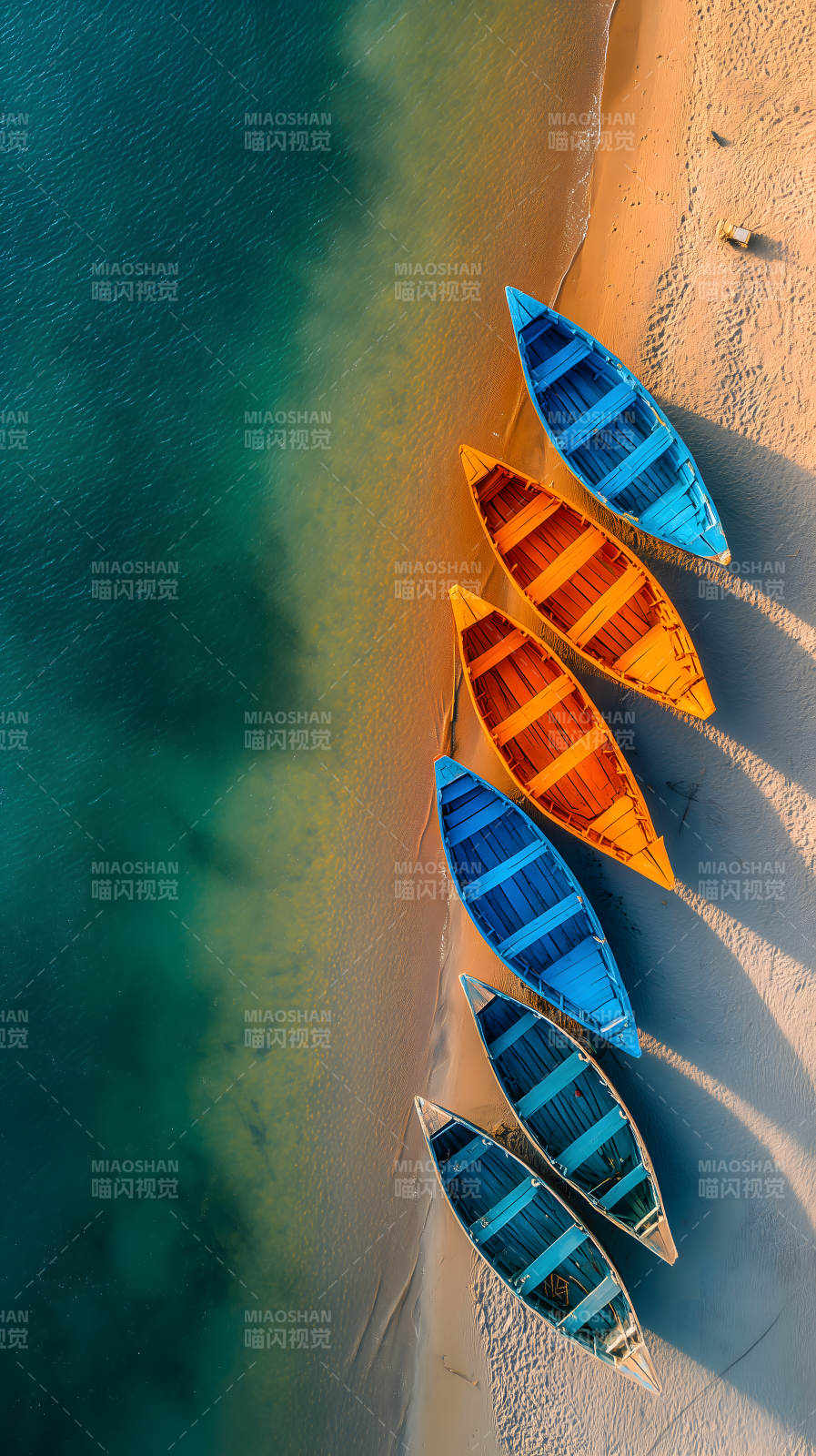 海滩小船色彩缤纷-图片