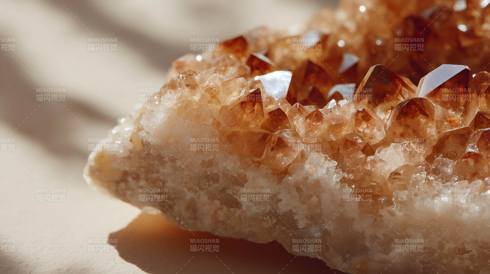 晶瑩剔透的黃色水晶-圖片