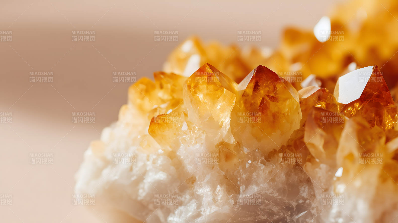 水晶簇特寫晶瑩剔透-圖片