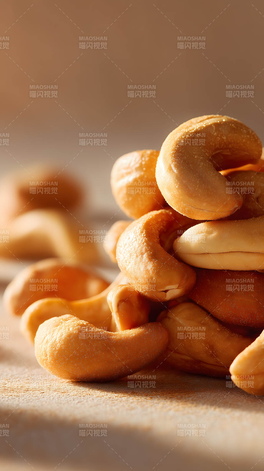 堆疊的腰果特寫美味誘人-圖片