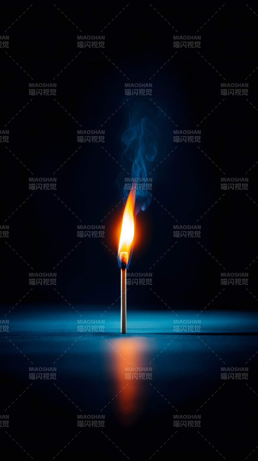 燃燒的火柴釋放光芒-圖片