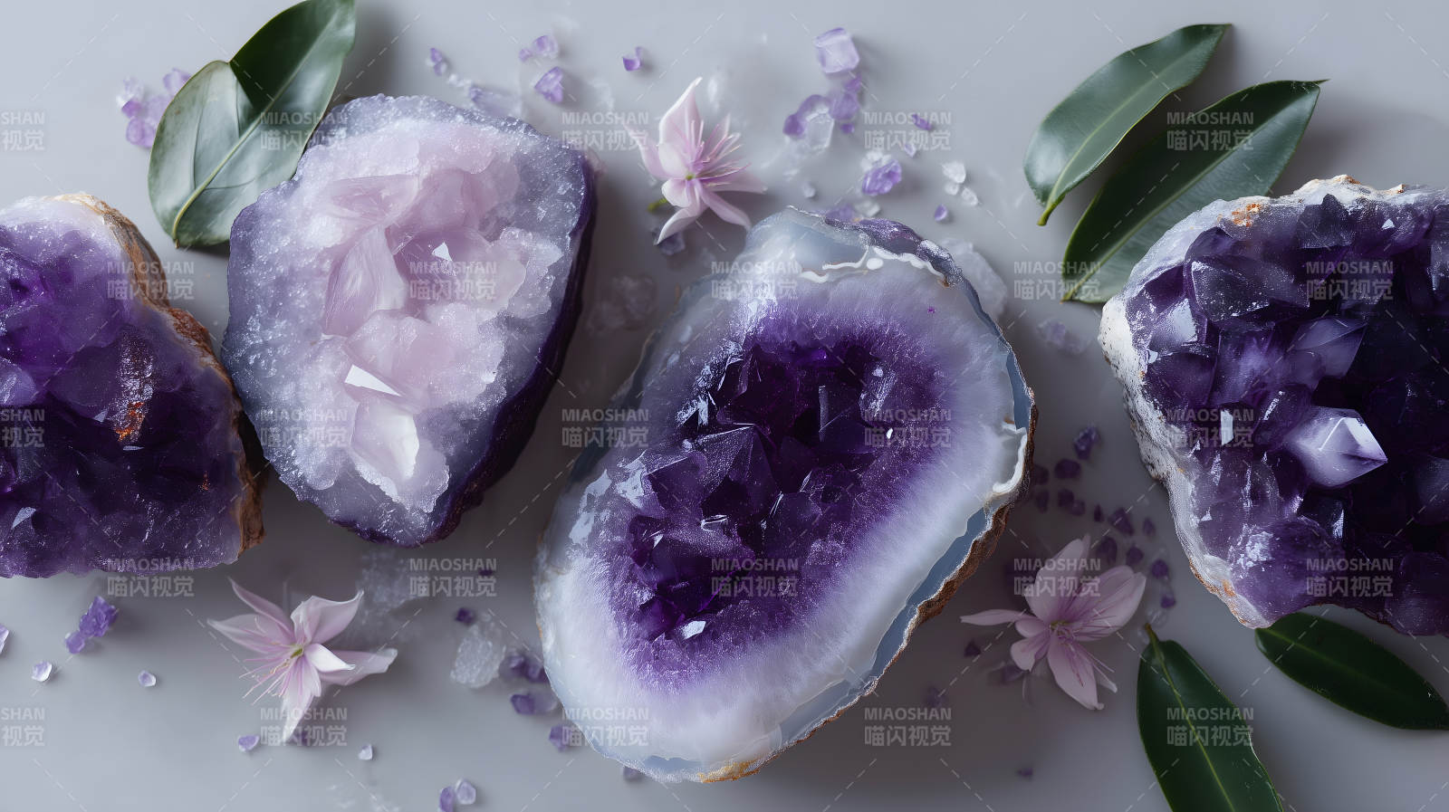 紫色水晶和花瓣-图片