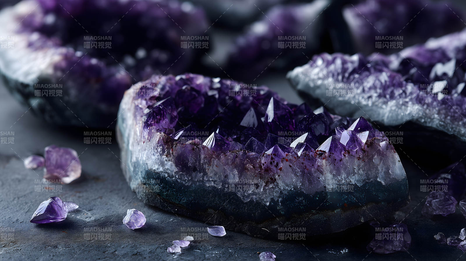 紫水晶簇的特写镜头-图片