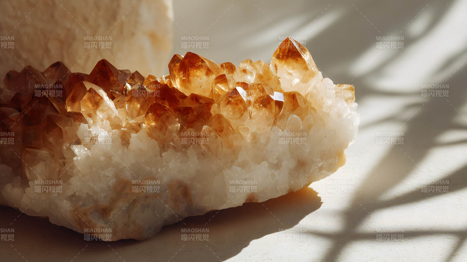 晶莹剔透的黄色水晶-图片