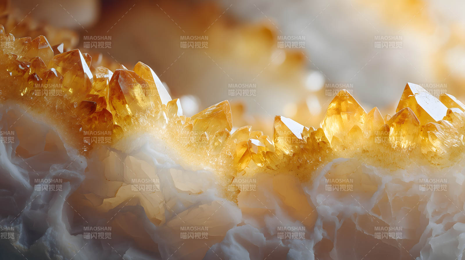 橙色晶体簇拥白色岩石-图片