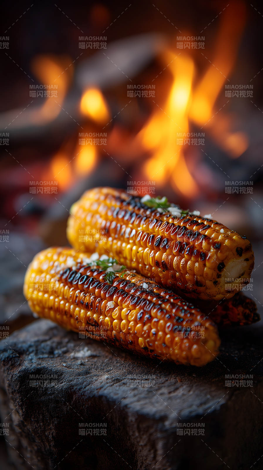 烤玉米特写火光映衬美味-图片