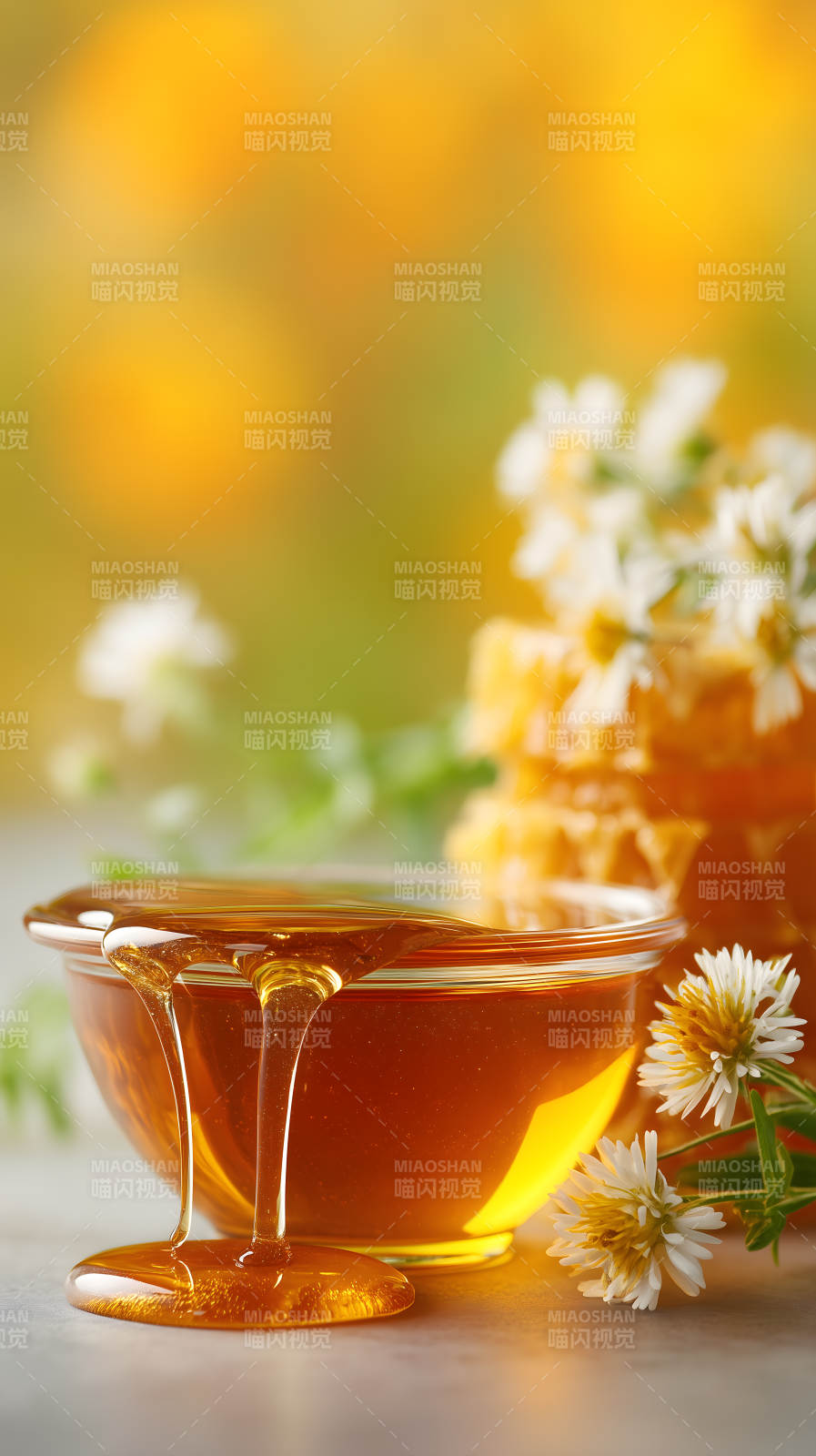蜂蜜滴落特写画面-图片