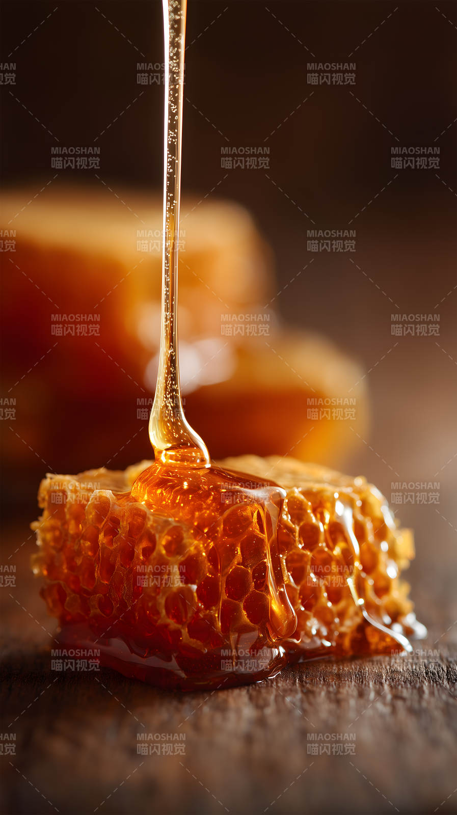 蜂蜜流淌在蜂窝上-图片