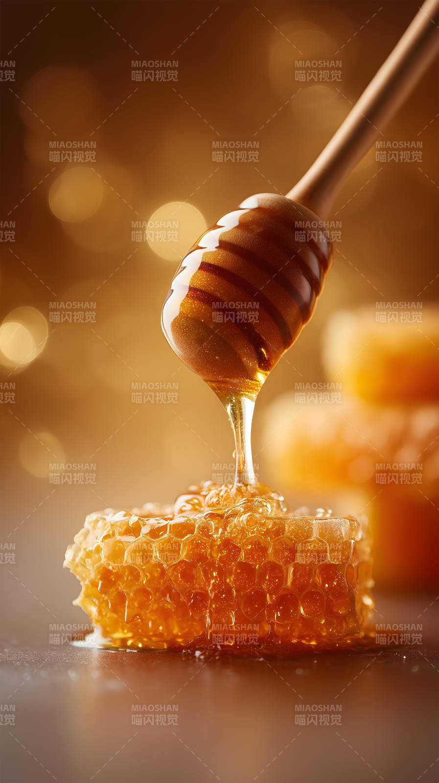 蜂蜜滴落蜂巢之上美味诱人-图片