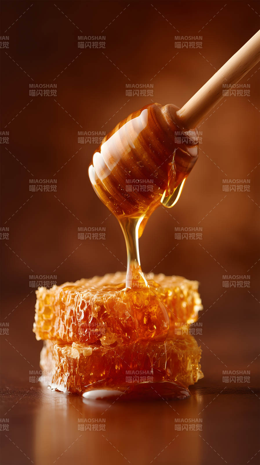 蜂蜜滴落蜂窝诱人画面-图片