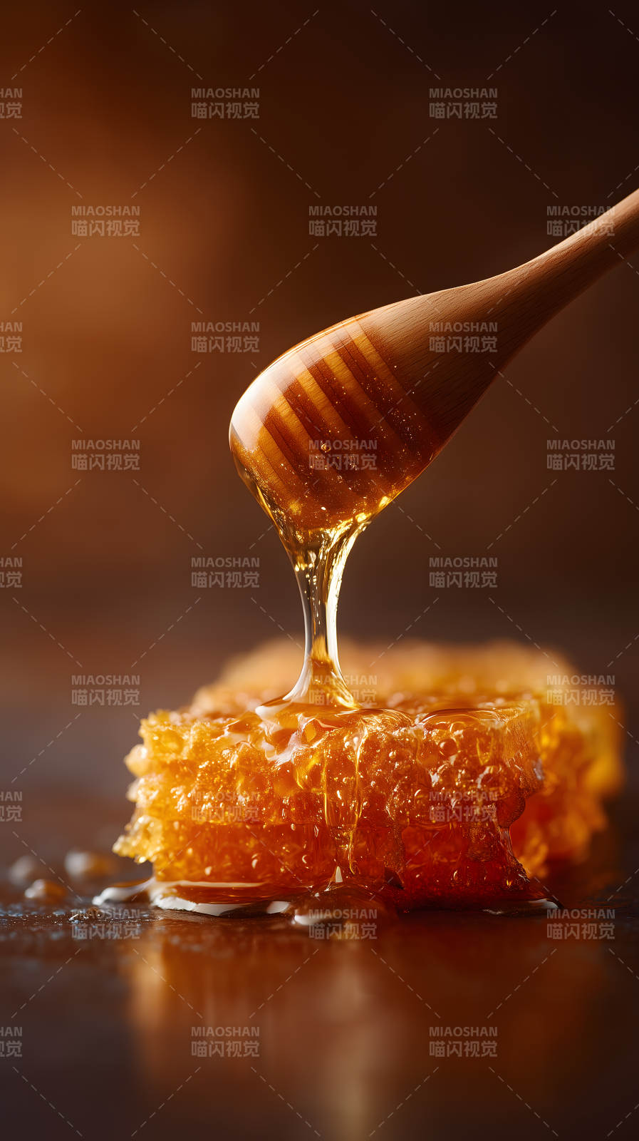 蜂蜜滴落蜂窩特寫-圖片