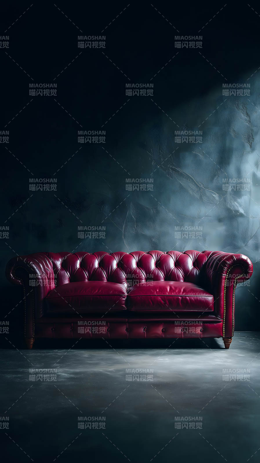 红色沙发深色背景-图片