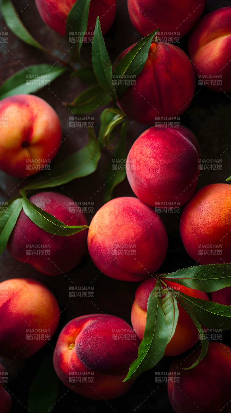 新鲜红艳的桃子特写-图片