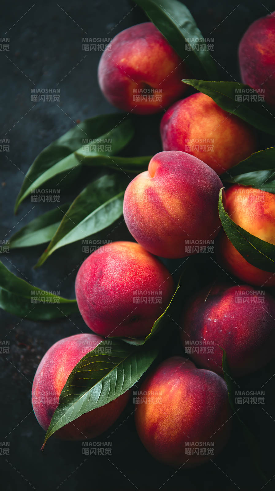 饱满的桃子和绿叶-图片