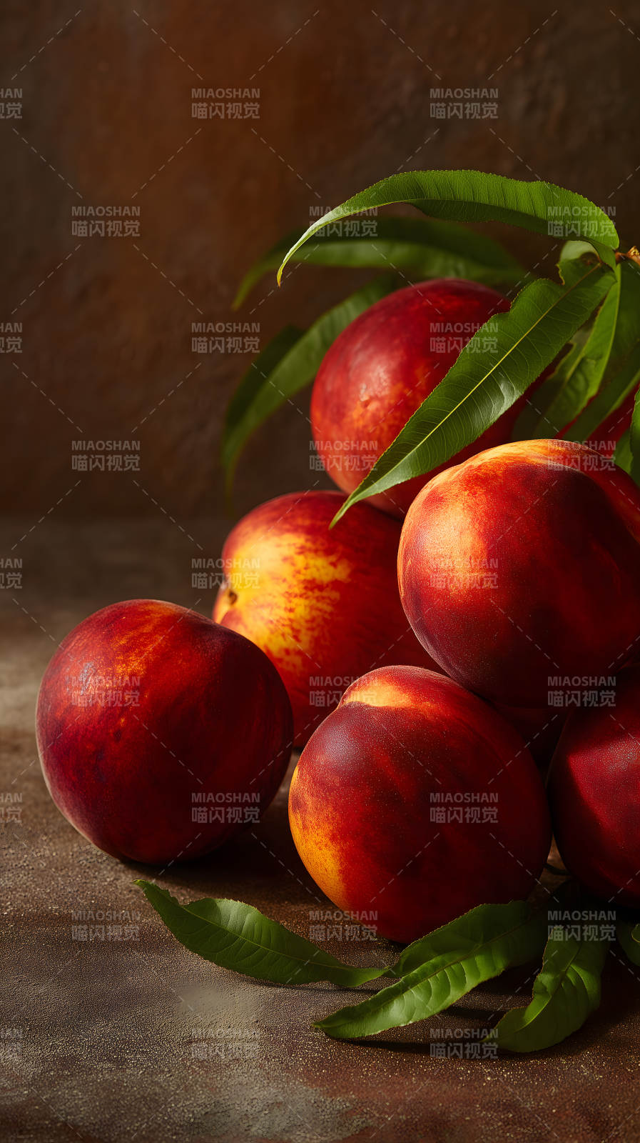 成熟的桃子与绿叶-图片