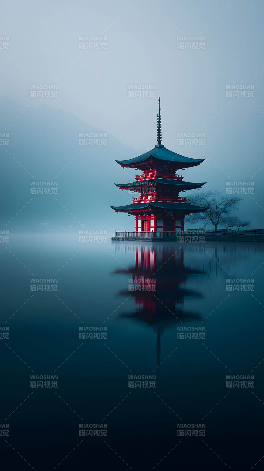 紅塔靜謐水面倒影-圖片