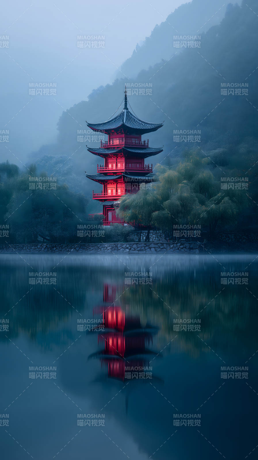 紅塔映湖霧氣彌漫-圖片