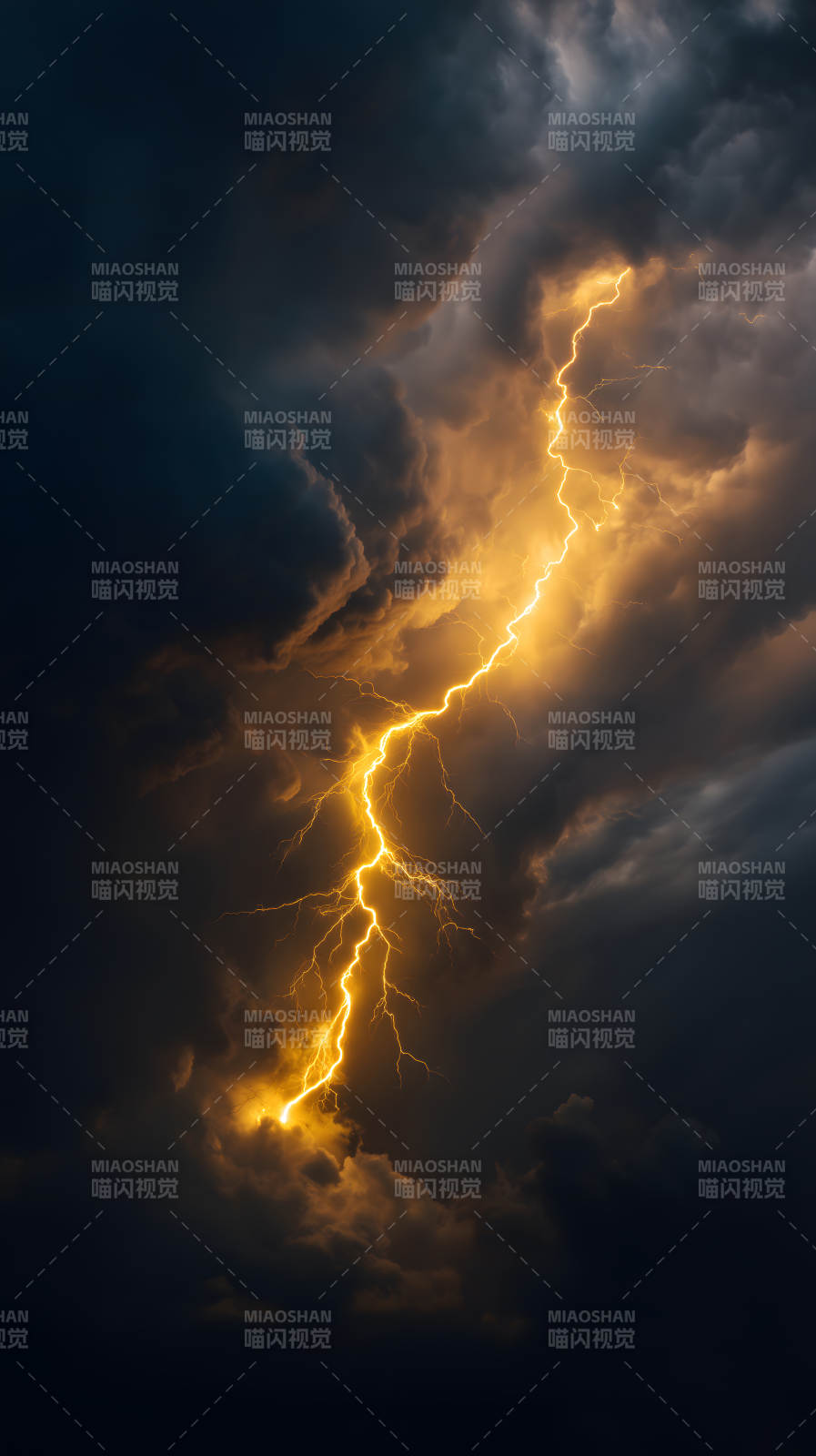 雷電閃耀夜空景象-圖片