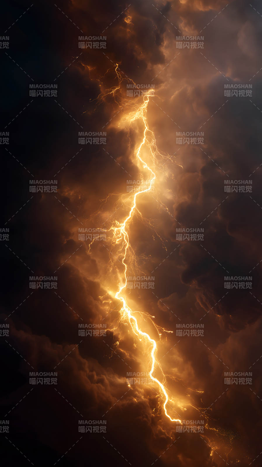 雷电穿透乌云-图片