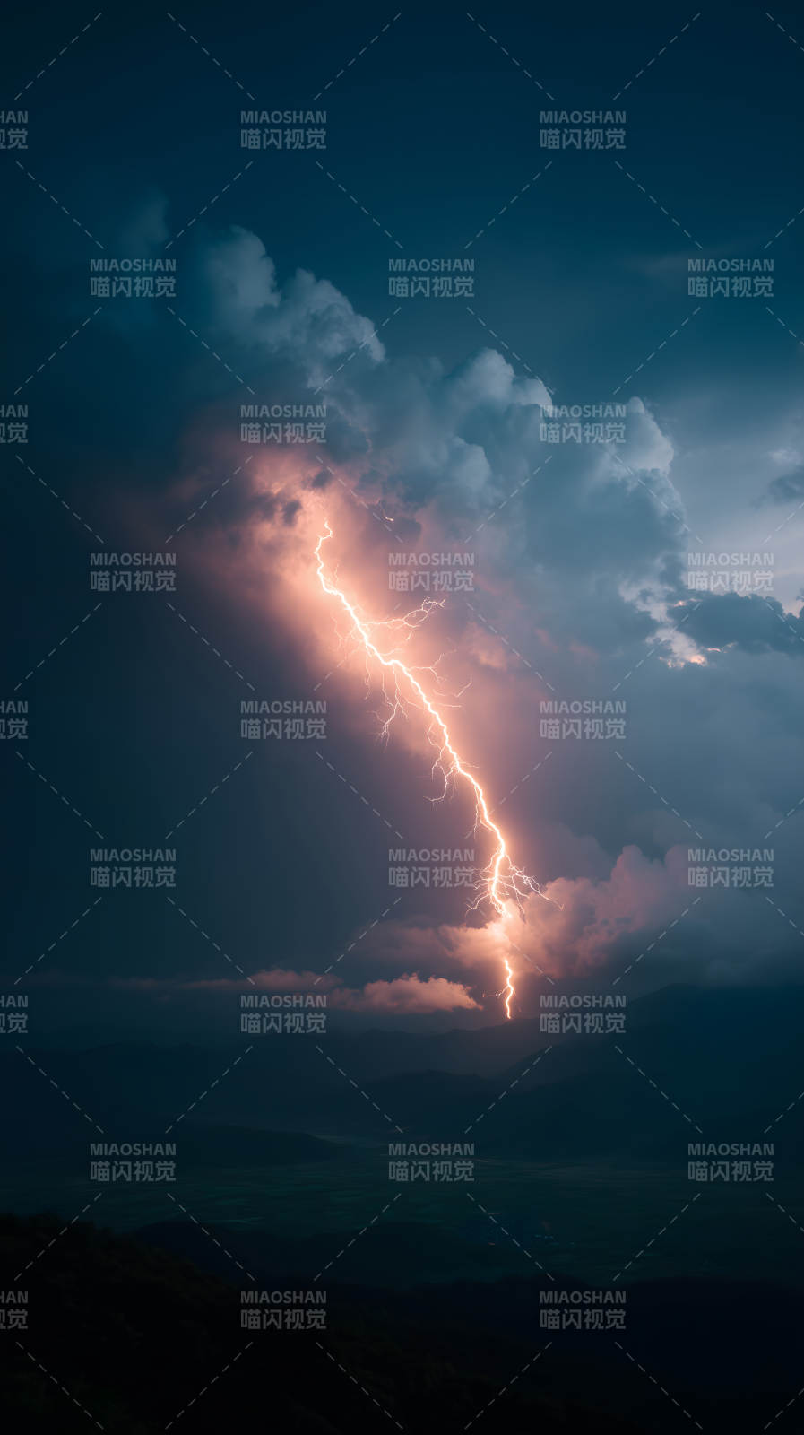 閃電劃破夜空-圖片