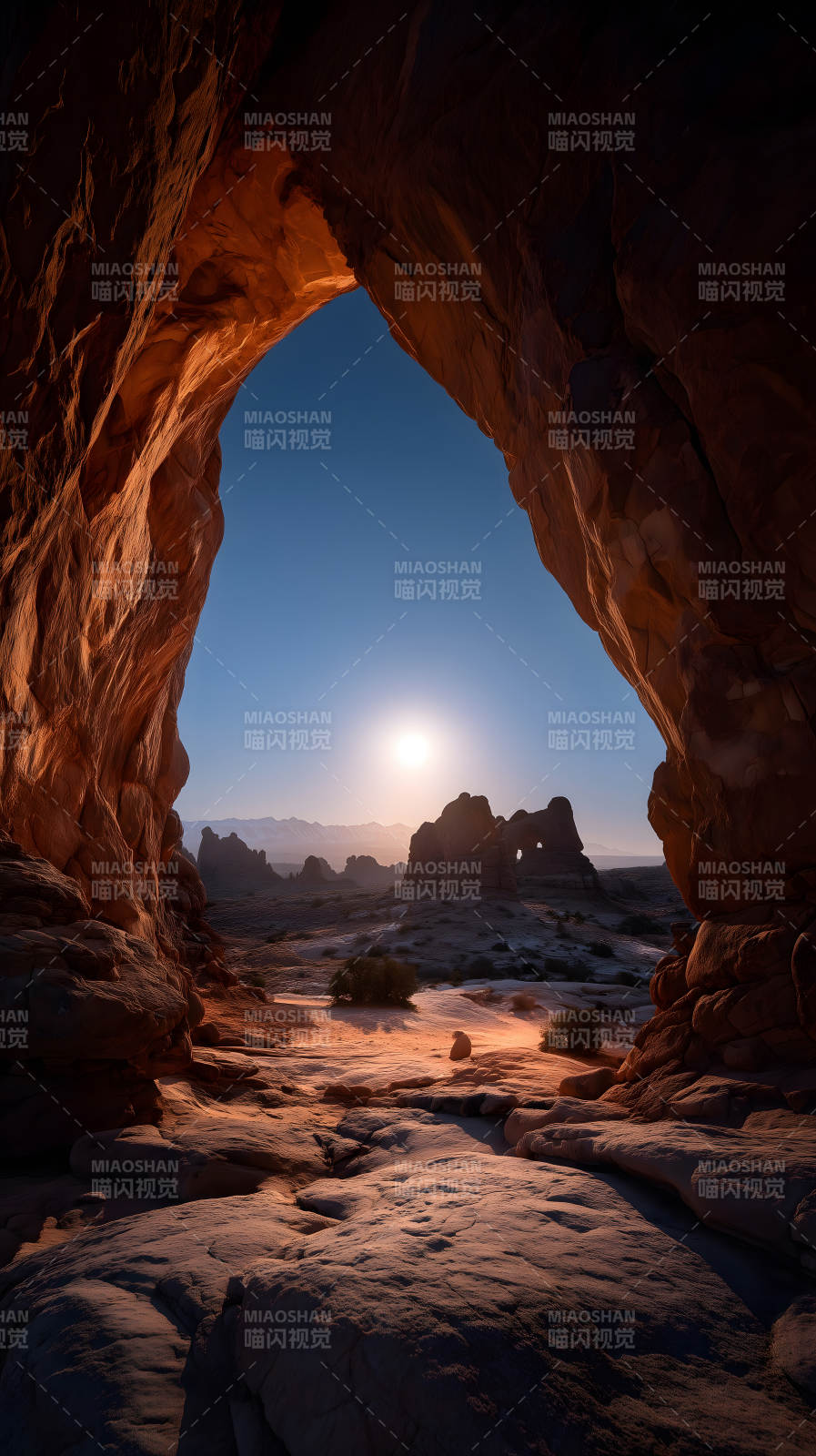 岩石拱门下的峡谷风光-图片