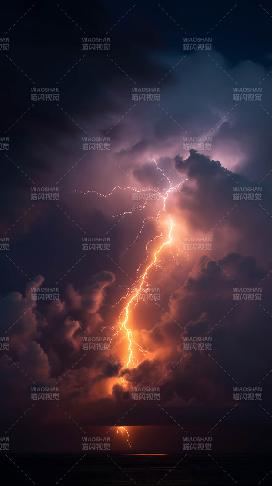 雷電劃破夜空-圖片