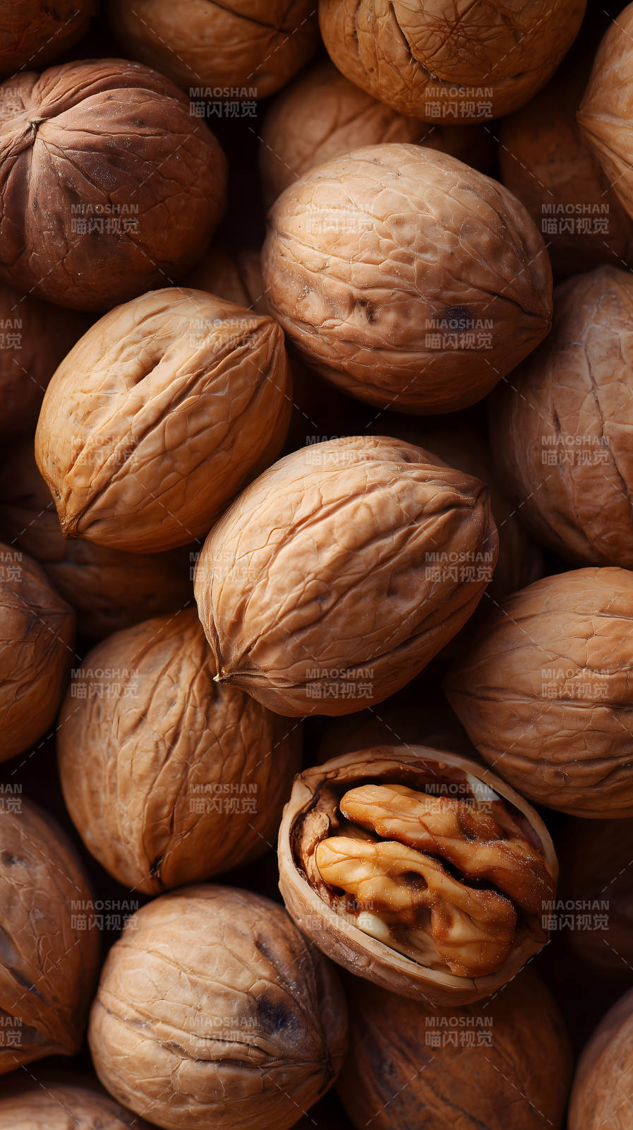 堆滿的核桃特寫-圖片