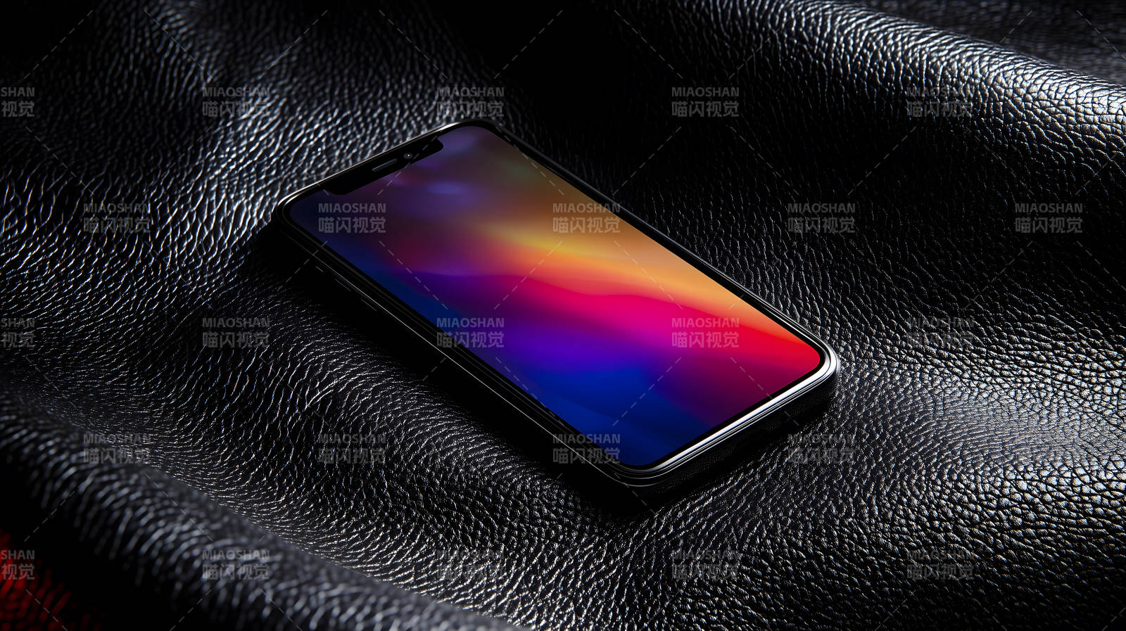 手机在黑色皮革上-图片