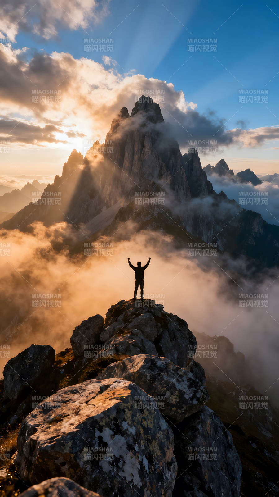 登山者庆祝胜利壮丽山景云雾缭绕-图片