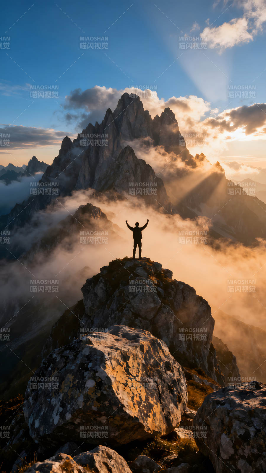 登山者庆祝成功壮丽山河风光-图片