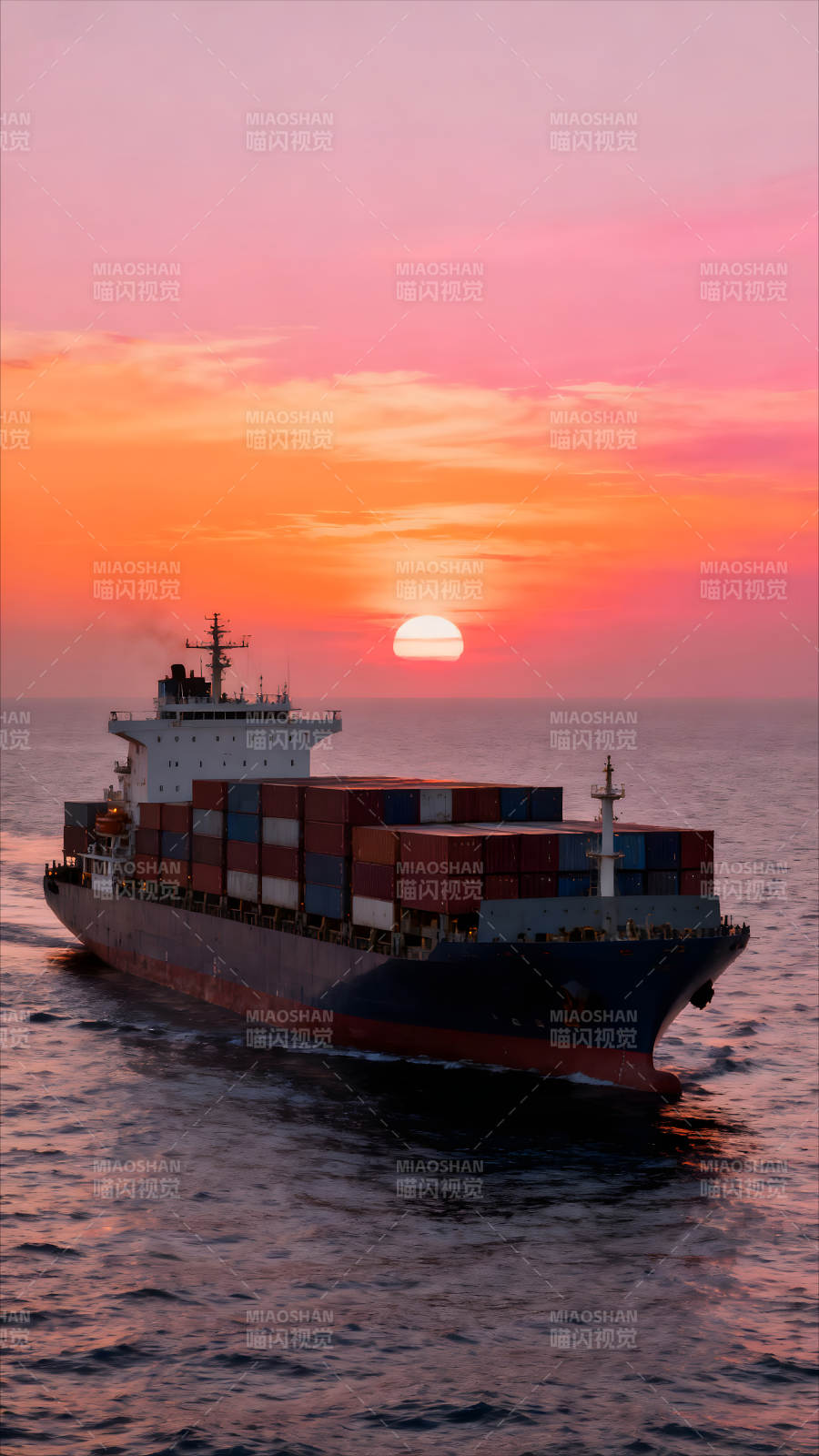 海運貨船夕陽下航行-圖片