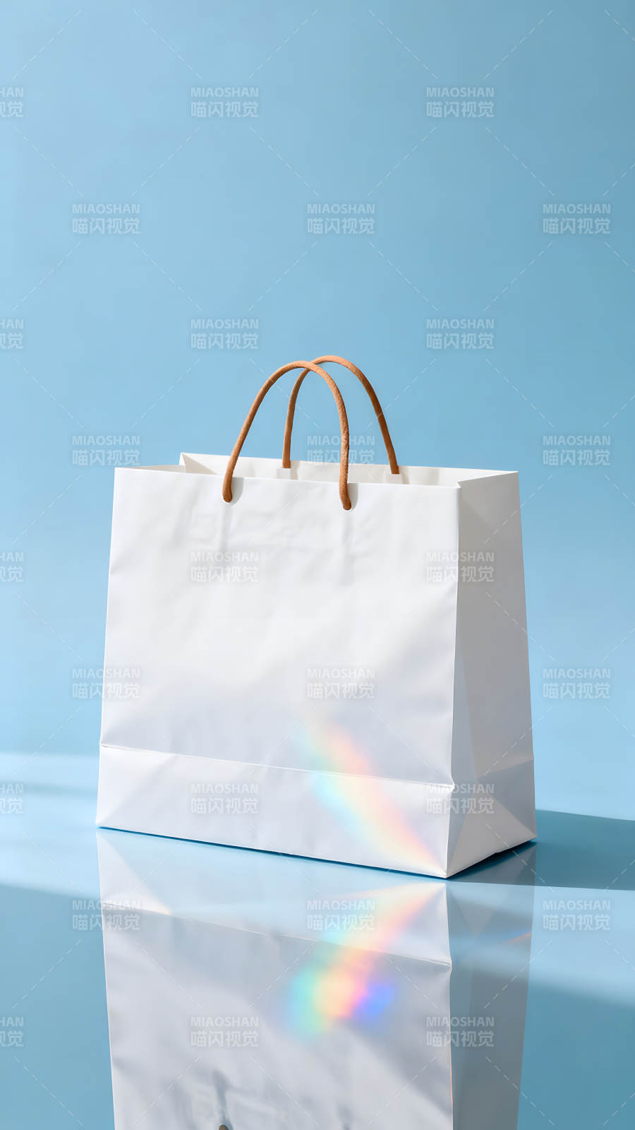 纯色背景下的白色购物袋-图片