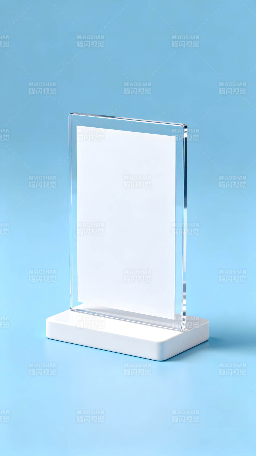 透明展示架在蓝色背景上-图片