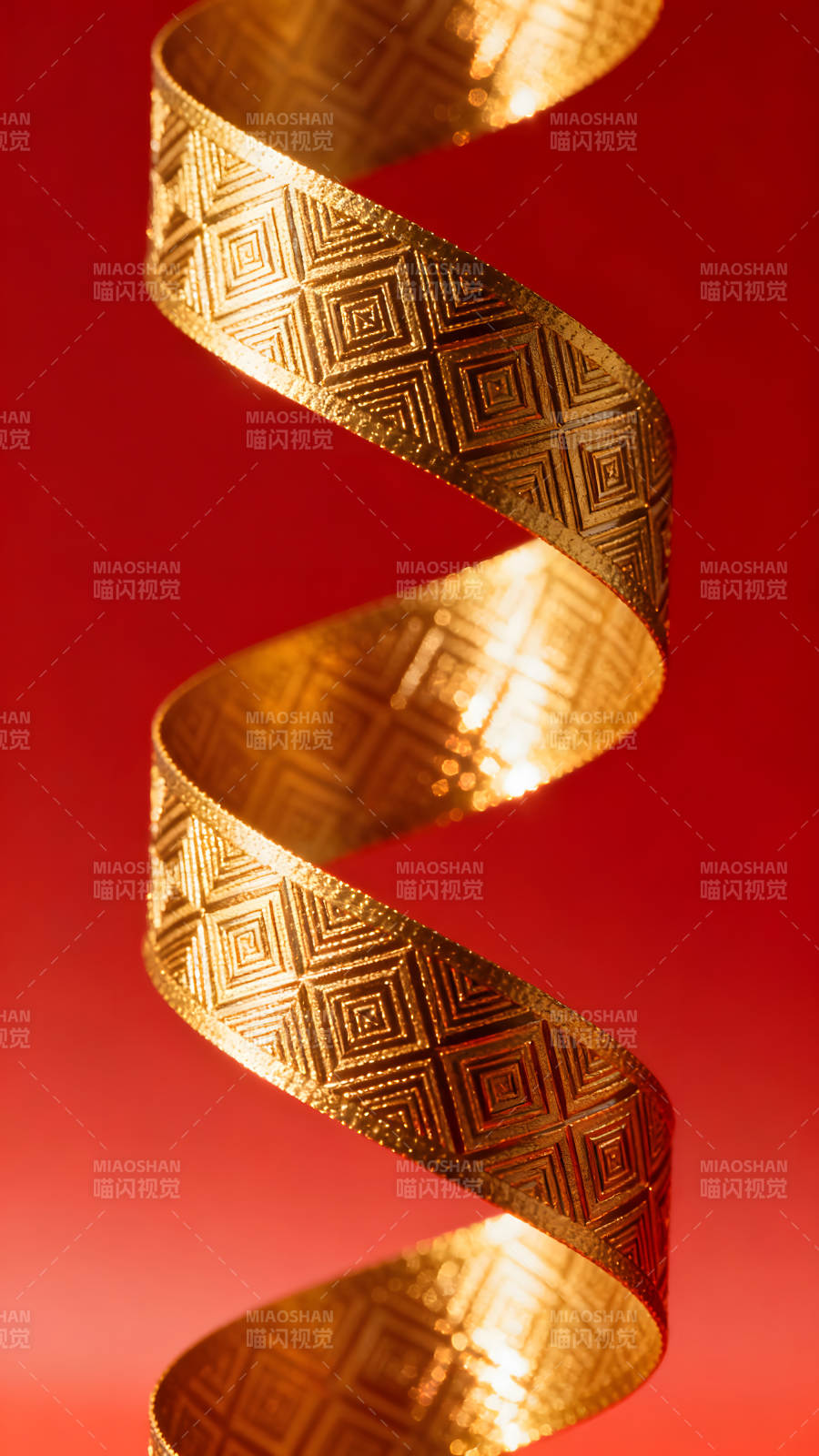 金色的丝带在红色的背景下旋转-图片