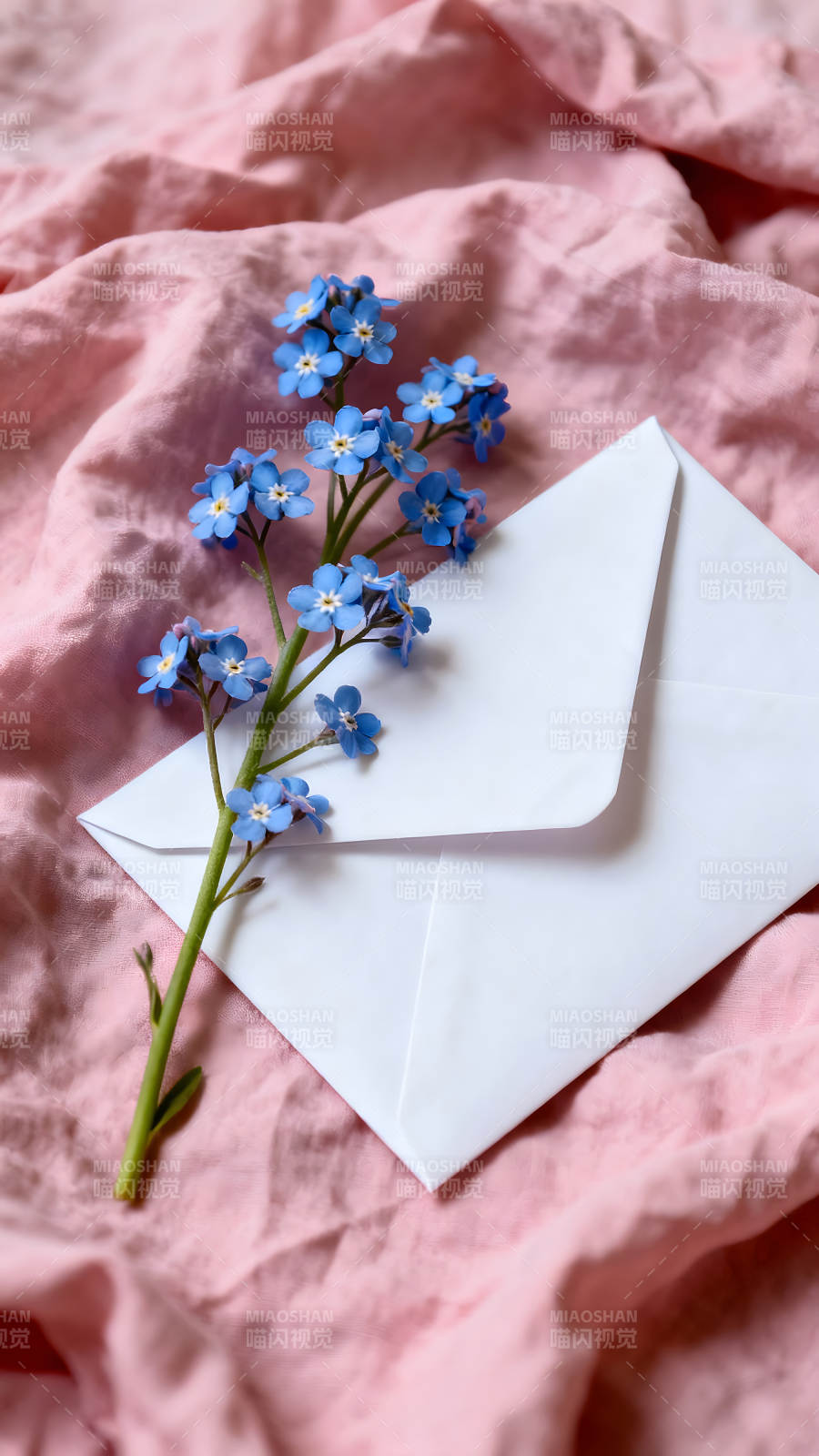 蓝色勿忘我与白色信封的柔美组合-图片