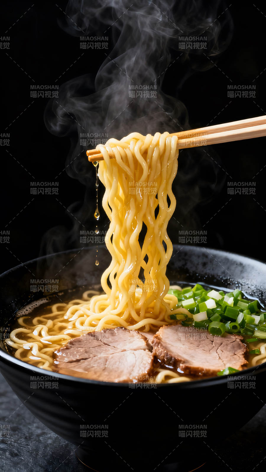 一碗冒着热气的美味拉面-图片